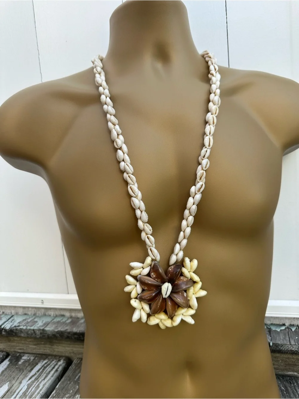 Tahitian Lace Medallion Lei